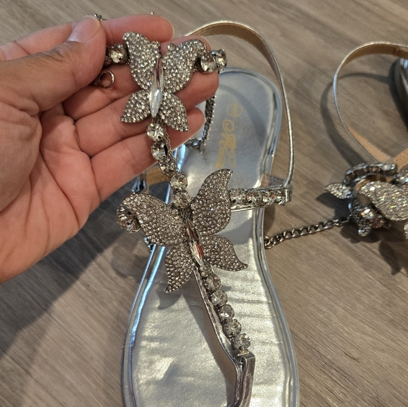 Silver Butterfly Sandals Like New Sz 9 Style Mana - Picture 7 of 12